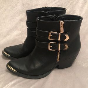 BLACK LOW ANKLE BOOT GOLD SPIKED ZIPPER TOE SZ 7